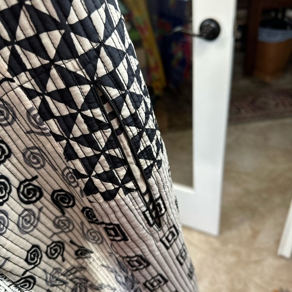 Harshita size Med black & white Quilted silk‎ geometrical design jacket - Picture 7 of 16